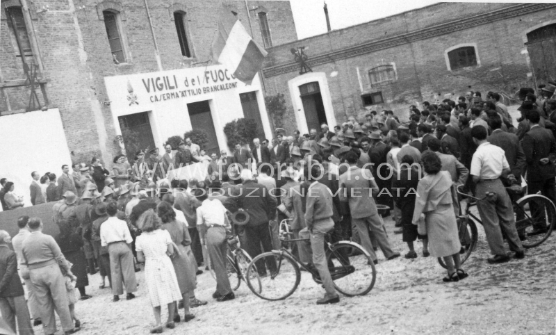 CONSEGNA CROCI COPPARO 25-09-1949
FOTO STORICHE VIGILI DEL FUOCO