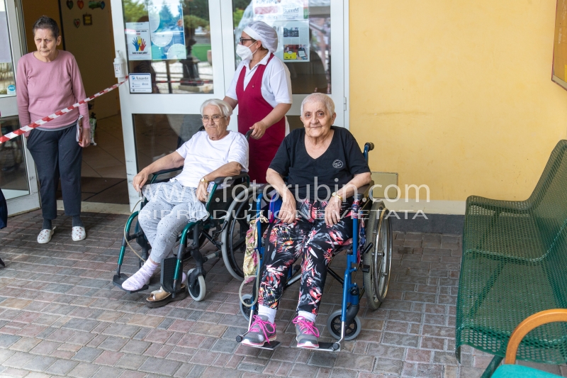 CASA PROTETTA ANZIANI SANT'ANTONIO MIGLIARO
COVID COVID19 CORONAVIRUS VIRUS Old people meet their relatives in an special igloo shaped sanitation tent due to the oronavirus pandemic in Migliaro, Italy</br>