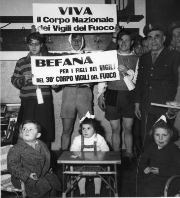 BEFANA VIGILI 1953<br />
FOTO STORICHE VIGILI DEL FUOCO