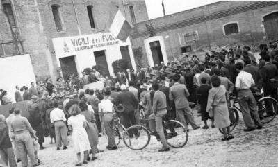 CONSEGNA CROCI COPPARO 25-09-1949<br />
FOTO STORICHE VIGILI DEL FUOCO