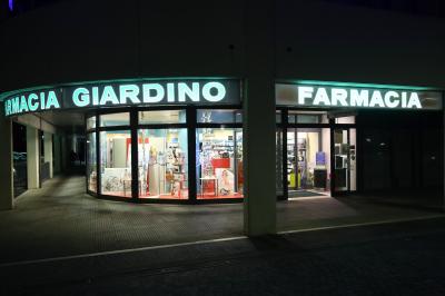 LADRI RAPINA FARMACIA GIARDINO IN VIA DARSENA A FERRARA DA PARTE DI DUE ITALIANI
