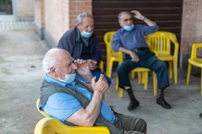CENTRO SOCIALE QUADRIFOGLIO PONTELAGOSCURO<br />
CENTRI ANZIANI FERRARA Old people meet their relatives in an special igloo shaped sanitation tent due to the oronavirus pandemic in Migliaro, Italy<br/>