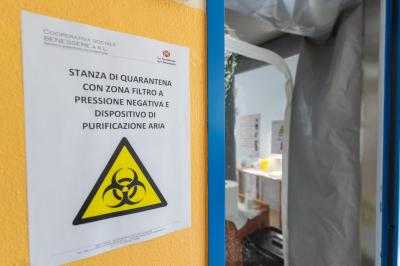 CAMERA QUARANTENA ISOLAMENTO PRESSIONE NEGATIVA<br />
CASA PROTETTA ANZIANI SANT'ANTONIO MIGLIARO<br />
COVID COVID19 CORONAVIRUS VIRUS Old people meet their relatives in an special igloo shaped sanitation tent due to the oronavirus pandemic in Migliaro, Italy<br/>