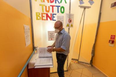LUCA FELLETTI<br />
CASA PROTETTA ANZIANI SANT'ANTONIO MIGLIARO<br />
COVID COVID19 CORONAVIRUS VIRUS Old people meet their relatives in an special igloo shaped sanitation tent due to the oronavirus pandemic in Migliaro, Italy<br/>