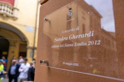 TARGA IN MEMORIA DI SANDRA GHERARDI<br />
ANNIVERSARIO SCOSSA TERREMOTO 29 MAGGIO 2012 CENTO