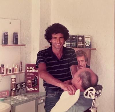 Anni '80 - Estate, negozio stagionale di barbiere al Lido Estensi, gestito per alcuni anni da Giordano Conti, mentre in quello principale di Porto Garibaldi restava, durante l'estate, l'amico e socio Franco Benazzi<br />CHIUSURA ATTIVITA' GIORDANO CONTI PORTO GARIBALDI