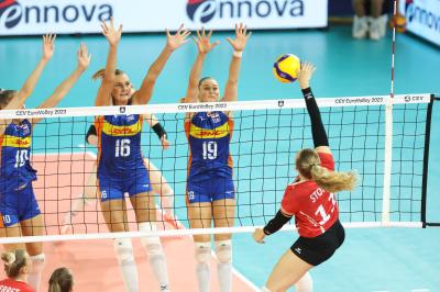 FLORENCE, ITALY - AUGUST 26:  VAN AALEN SARAH BAIJENS INDY DAALDEROP NIKA three block during the CEV EuroVolley 2023 match between Netherlands and Suisse at the Palazzo Wanny on August 26, 2023 in Florence, Italy<br/> (Photo by Filippo Rubin/BSR Agency)