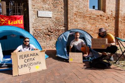 PROTESTA STUDENTI IN TENDA CARO AFFITTI AFFITTO UNIVERSITA' FERRARA