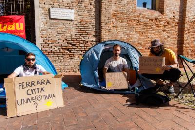PROTESTA STUDENTI IN TENDA CARO AFFITTI AFFITTO UNIVERSITA' FERRARA